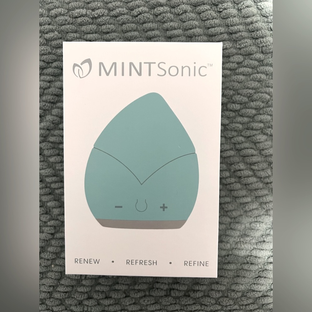 NIB Mint Sonic Facial Cleansing Facial Brush